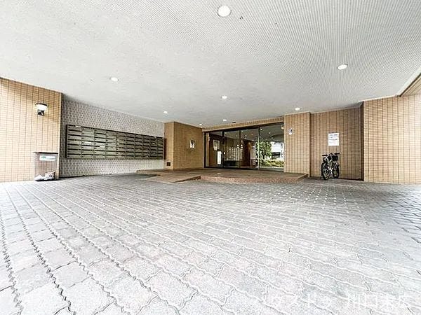 郵便受けが整然と並ぶエントランスホール。ゆとりあるスペースを確保し、日々の出入りをスムーズにする設計です。