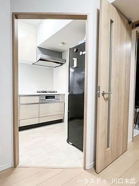 空間のアクセントとなる木目調の建具。スリットガラスを設けることで、圧迫感を軽減した洗練されたデザインを採用しています。