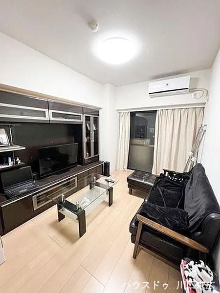 家族が自然と集まり、くつろぎの時間を共有できるメインスペース。フローリングの質感が落ち着いた空間を演出します。