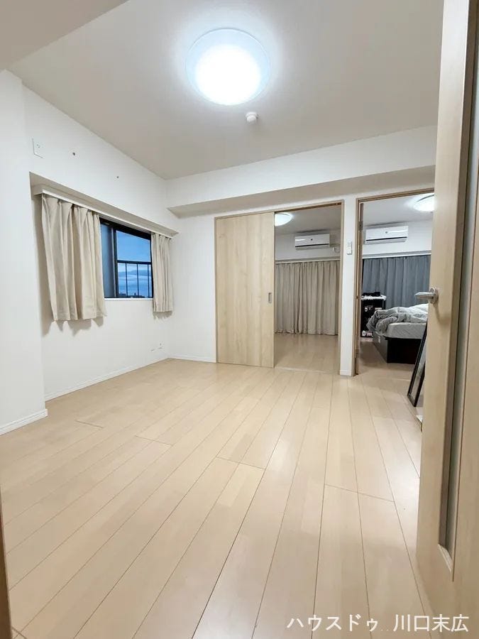 スライド式建具を採用し、ライフスタイルに合わせた空間の可変性を確保。フラットな床面がシームレスな動線を描きます。