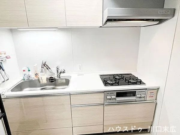 複数のお料理を同時に進行できる3口ガスコンロを採用。フラットな天板でお手入れも手軽に行える実用性の高い設備です。