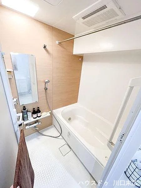 疲れを癒やすリラクゼーション空間。美しいパネルが洗練された雰囲気を醸し出し、ゆとりあるバスタイムを演出します。