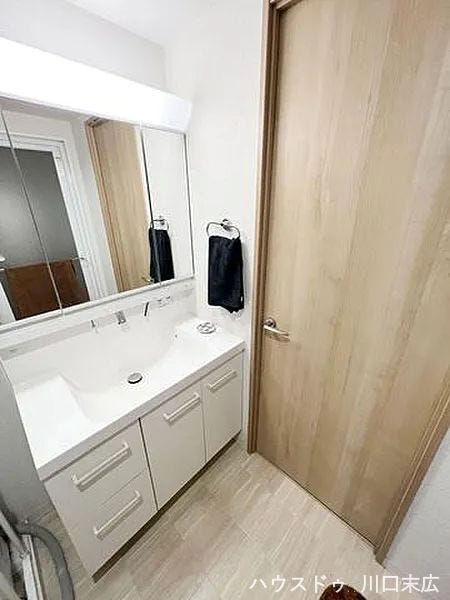 身支度をスムーズにする三面鏡付き洗面化粧台。鏡裏や足元の収納スペースにより、水回りをすっきりと保つことができます。