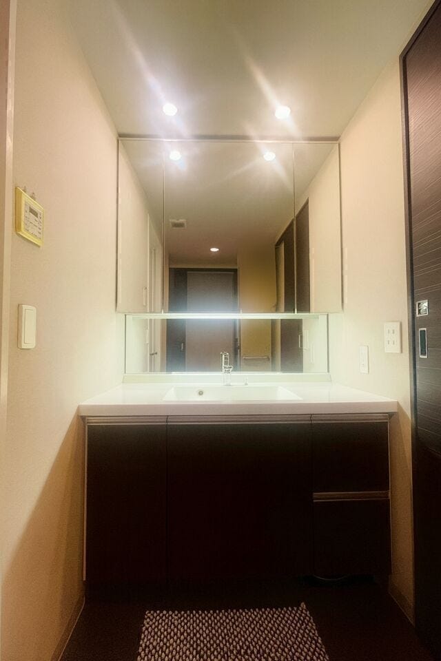 大きな鏡面が特徴の洗面台★
朝の用意も捗ります!
※小物類を消去する修正を行っております。