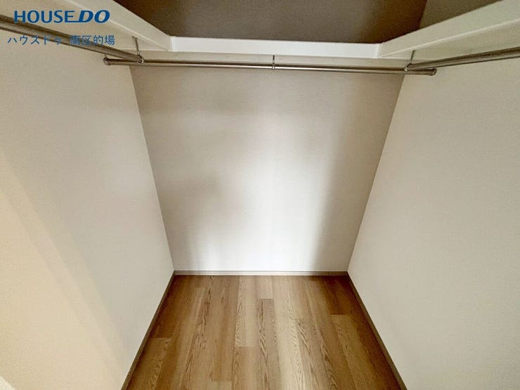 ウォークインクローゼットはお洋服はもちろんバッグや帽子を収納できる上部棚があり、たっぷりと収納できるのでシーズンごとに衣替えをする必要がありません。