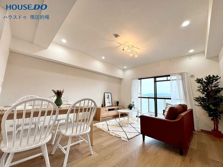 【リビング】
バルコニーに面した大きな窓が開放感を演出してくれる明るいリビング。