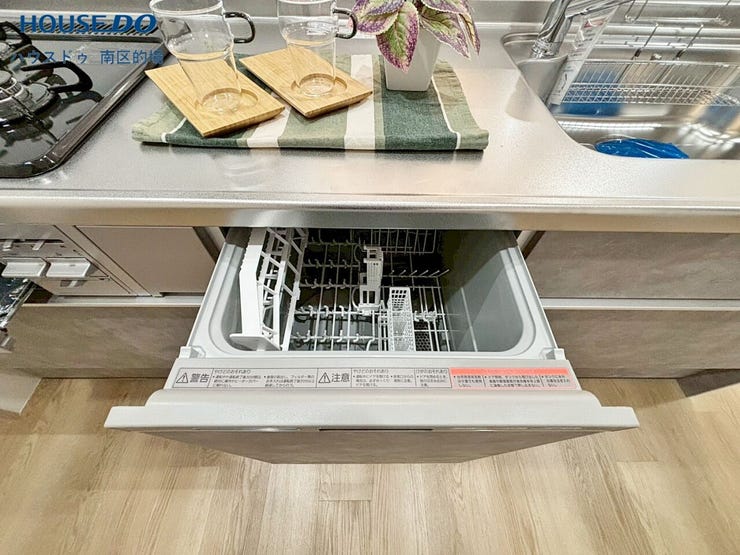 約40点の食器を洗浄・乾燥してくれる食洗器があると家事の時間を短縮して家族との時間を増やせそうです。手洗いに比べて節水できて洗いものによる手荒れからも解放されますね。