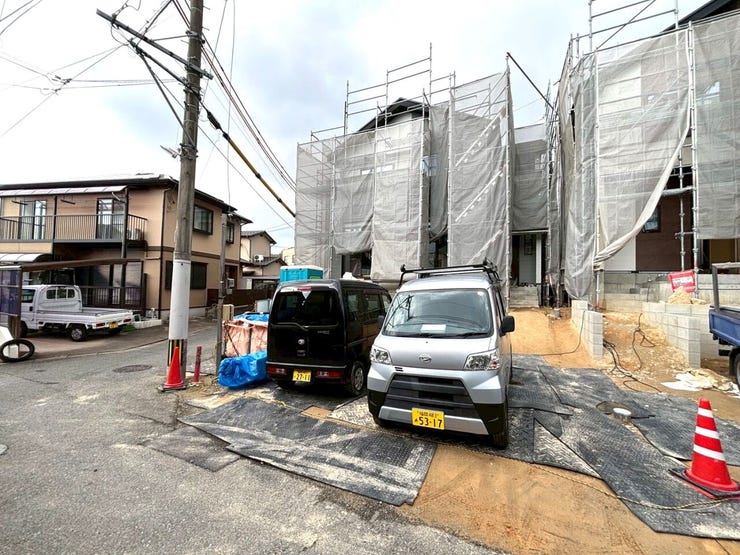 【現地見学会 開催中】実際に現地へ行き、お子様と一緒に小学校までの経路を確認したり、近隣の同施工会社の完成物件へ行き完成後の雰囲気を体感したりといった見学ツアーをしませんか?(1月24日撮影)