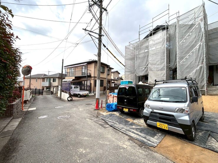 【現地見学会 開催中】実際に現地へ行き、お子様と一緒に小学校までの経路を確認したり、近隣の同施工会社の完成物件へ行き完成後の雰囲気を体感したりといった見学ツアーをしませんか?(1月24日撮影)