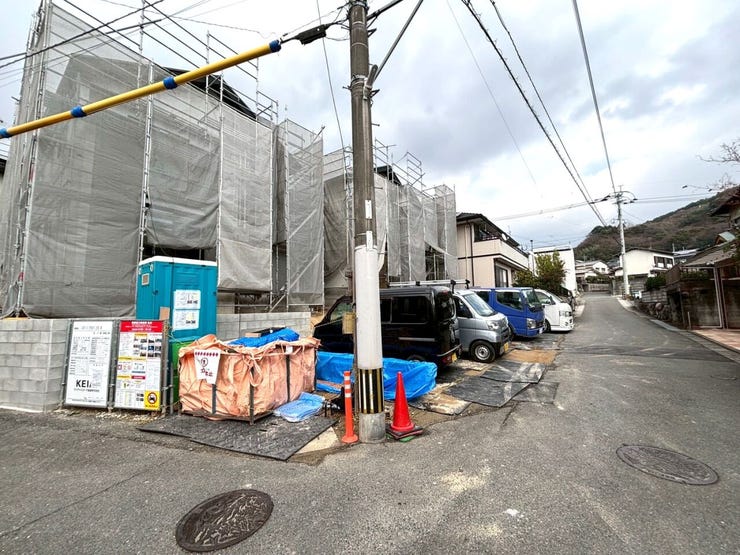 【現地見学会 開催中】実際に現地へ行き、お子様と一緒に小学校までの経路を確認したり、近隣の同施工会社の完成物件へ行き完成後の雰囲気を体感したりといった見学ツアーをしませんか?(1月24日撮影)