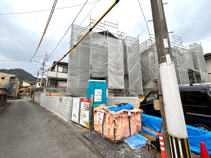 【現地見学会 開催中】実際に現地へ行き、お子様と一緒に小学校までの経路を確認したり、近隣の同施工会社の完成物件へ行き完成後の雰囲気を体感したりといった見学ツアーをしませんか?(1月24日撮影)