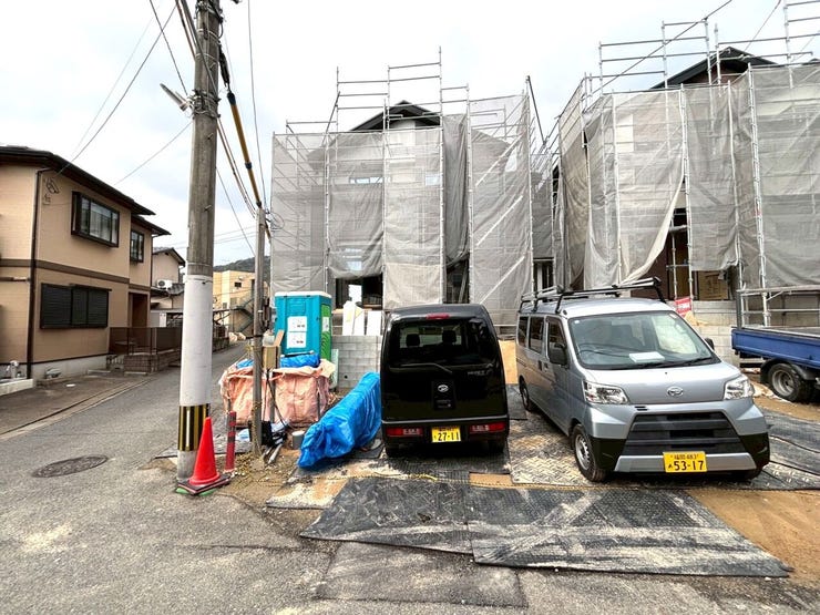 【現地見学会 開催中】実際に現地へ行き、お子様と一緒に小学校までの経路を確認したり、近隣の同施工会社の完成物件へ行き完成後の雰囲気を体感したりといった見学ツアーをしませんか?(1月24日撮影)