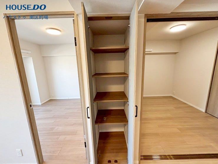 リビング収納は家族全員が使うものや掃除道具などの収納に活躍します。