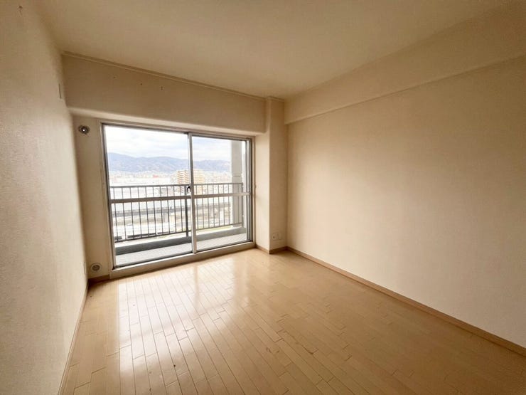 陽の光が心地いい洋室