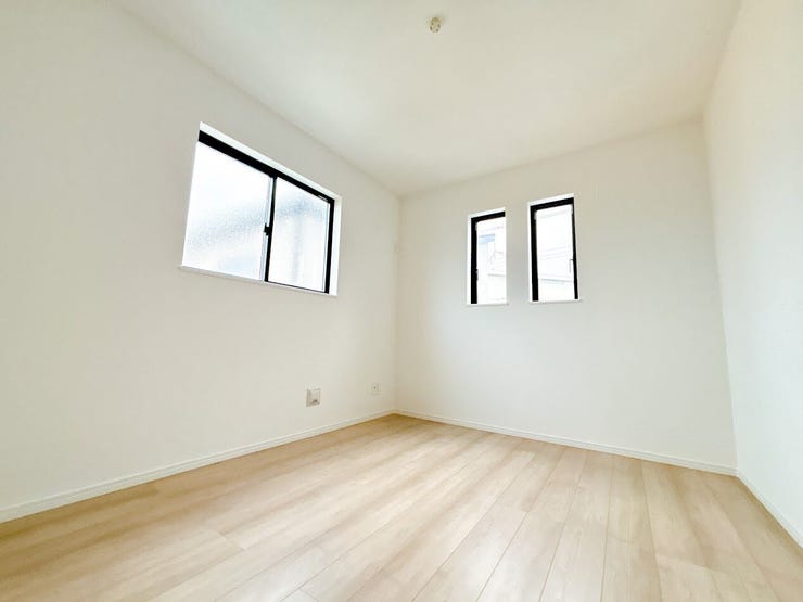 窓から日が差す明るいお部屋です。