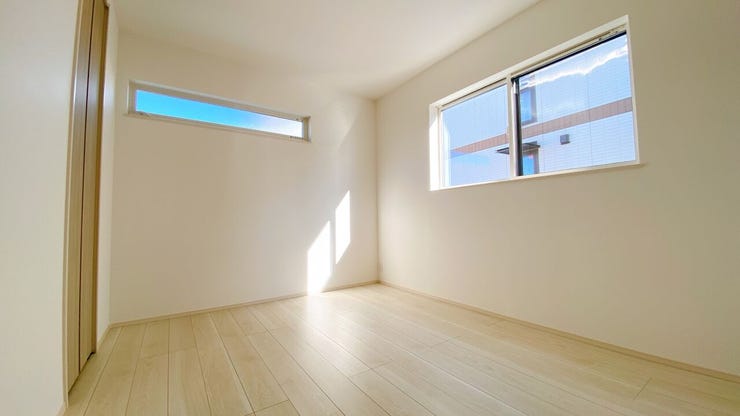 日当り良好の洋室!
明るい空間となっております。