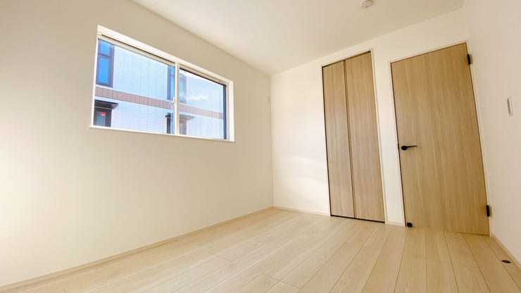 大きな窓から朝日が差し込み、目覚めのよい1日が迎えられそうです◎