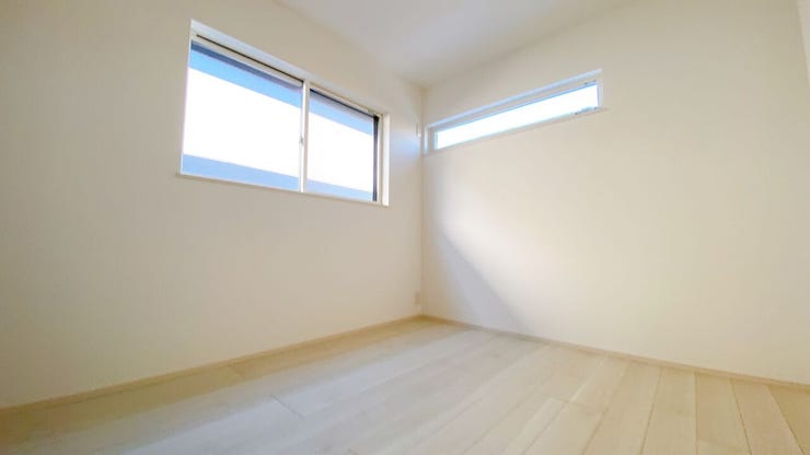 窓から風を感じられる快適なお部屋です。