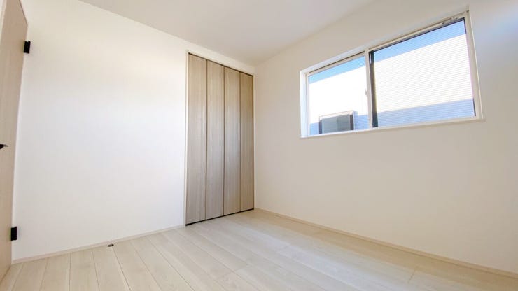 光をたっぷり取り込める窓があり明るい室内です◎