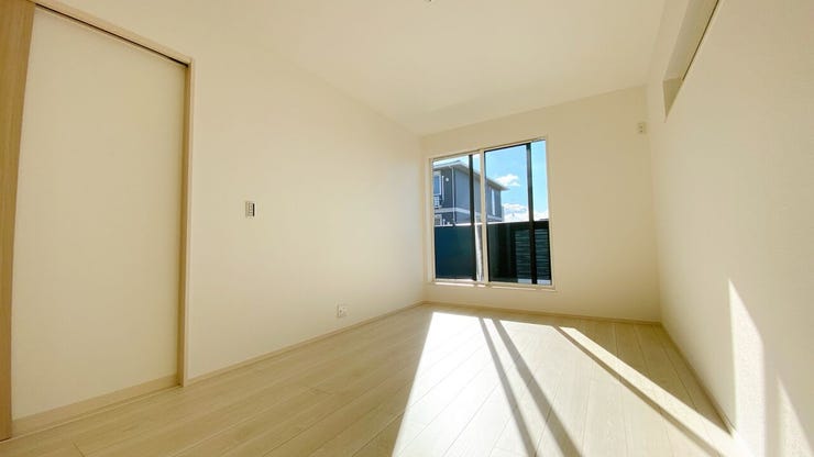 窓から日が差す明るいお部屋です。