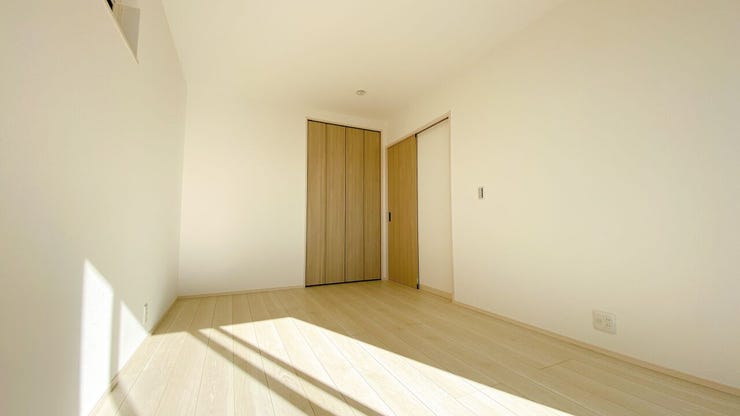 白を基調にした内装で空間がより広く感じられるお部屋です。