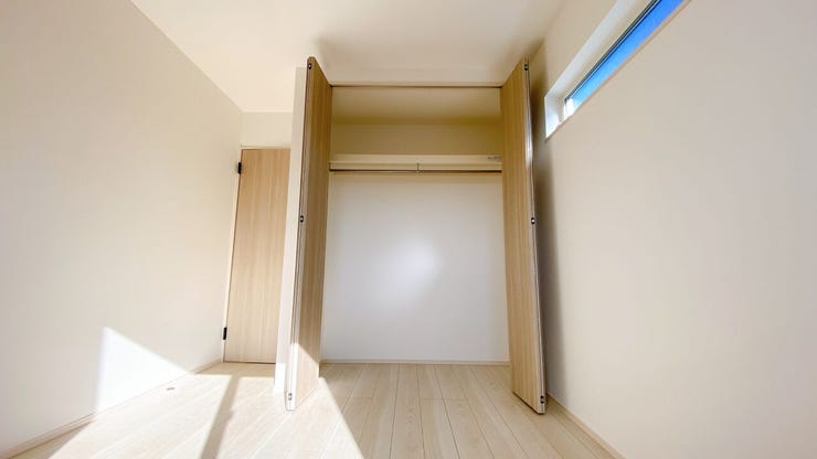 大容量のクローゼットは季節ごとに衣類を分けて収納できます♪