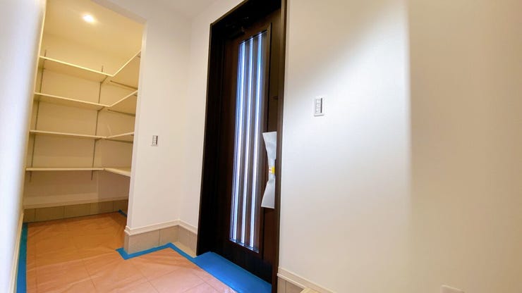 高さのある収納スペースがあり、靴以外も収納頂けます。