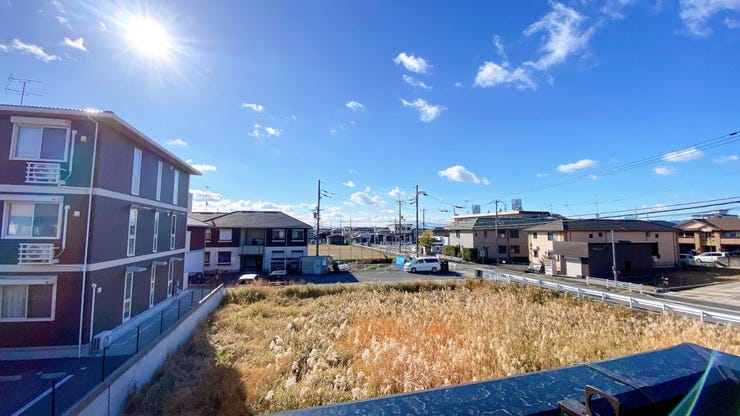 バルコニーは日当たり良好で、洗濯物もよく乾きます◎