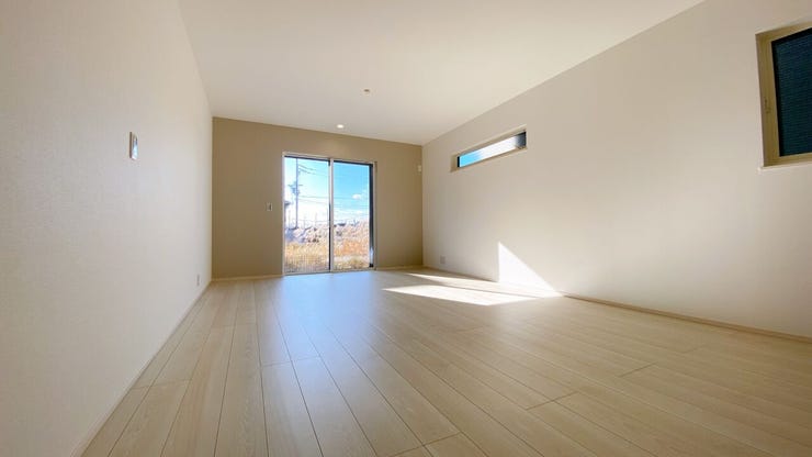 リビングの吹き抜けスペースは開放感があり、お部屋もより広く感じられます。