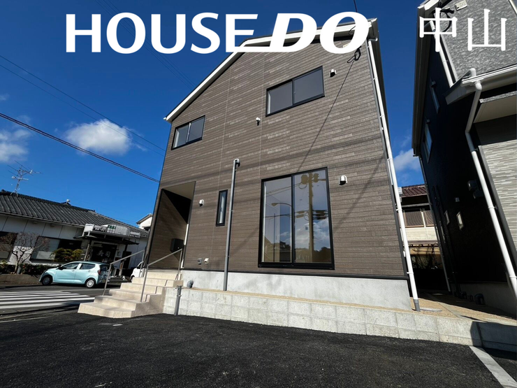 【外観】
\堂々とした佇まいの新築戸建/
洗練された外観デザインが街並みに映える一邸。住まうご家族の誇りとなる、美しさと安心感を兼ね備えた住まいです。