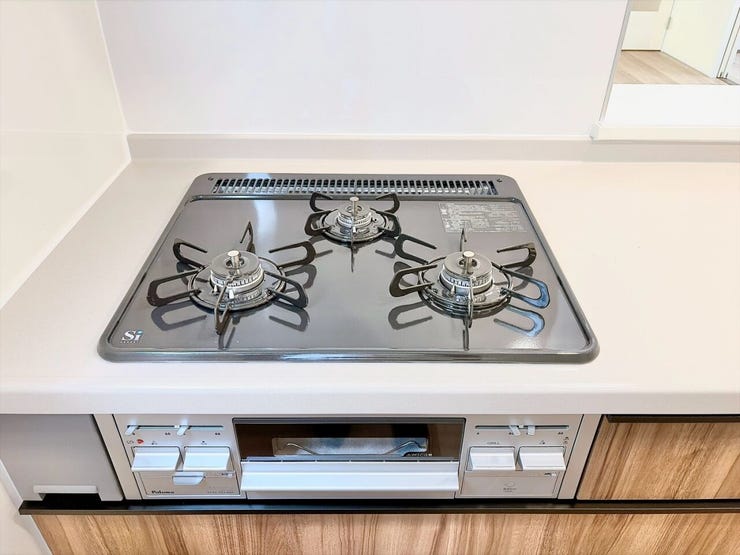 使いやすい3口コンロでお料理の時間がより楽しくなりそうです。汁物、炒め物、煮込み料理を同時に進められるため、夕食の準備もスピードアップ!忙しい毎日でも、手際よく美味しいお料理が完成します。
