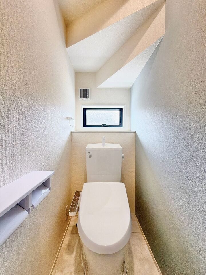 明るくて清潔感のあるトイレスペース。毎日何度も使う場所だからこそ、ホッと落ち着けるインテリアにこだわりました。白を基調とした爽やかな空間が、日々の暮らしの中にさりげない癒やしのひと時をもたらします