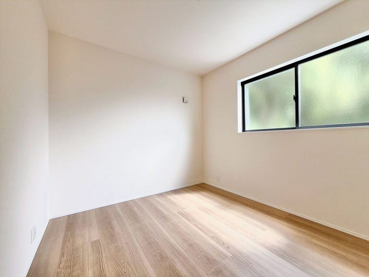 大きな窓があり、たっぷりの自然光が差し込む明るい洋室です。心地よい開放感に包まれた空間は、毎日の疲れを癒やす。朝は爽やかな光ですっきりと目覚める、健康的な暮らしが叶いそうです