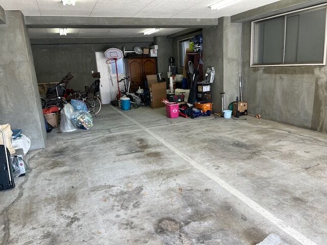 駐車場2台。シャッター付きなので倉庫としても利用可