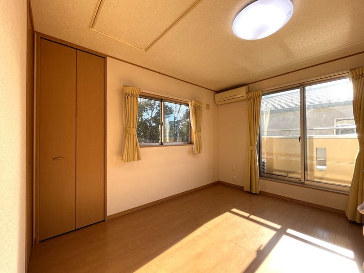 ◇約8帖の洋室
2面採光で明るい日差しが差し込みます♪