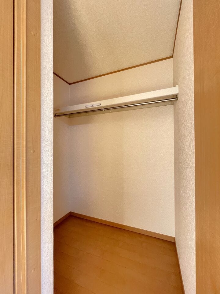 ◇約8帖の洋室にあるウォークインクローゼット