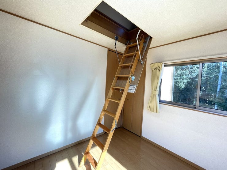 ◇約8帖の洋室には屋根裏収納もあり!