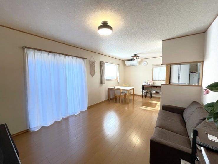 【リビング】
◇約17帖のLDKはダイニングテーブルとソファをゆったり配置できる広さ♪