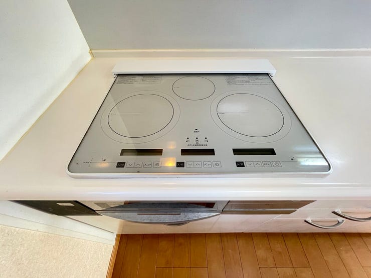 ◇コンロはお手入れしやすいIH♪3口で作業効率もはかどります!