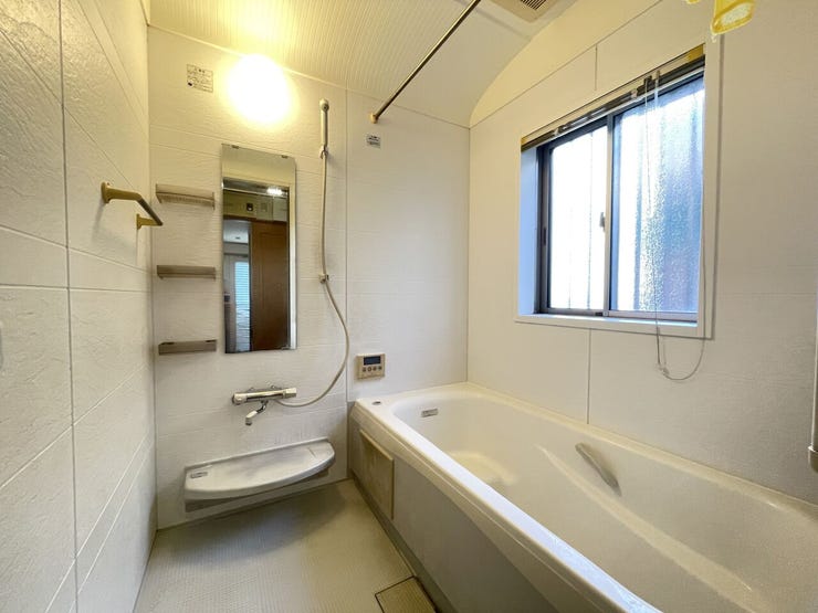 ◇窓付きで湿気やカビ対策にも♪浴槽はベンチタイプになっていて、半身浴やお子様との入浴にも便利♪