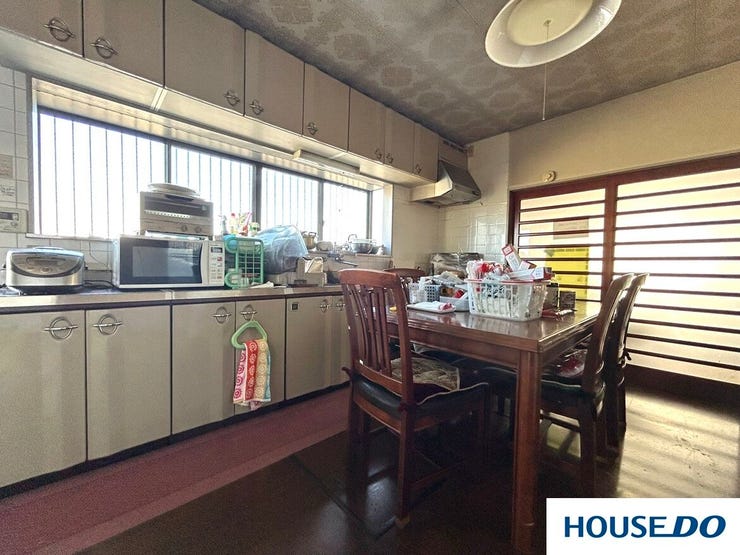 採光豊かな大きな窓に面した、明るく開放的なダイニングキッチンです。壁一面の吊戸棚など収納スペースが充実しており、調理器具や食器もスッキリ片付きます。家族の団らんが弾む、ゆとりある広さが魅力の空間です。