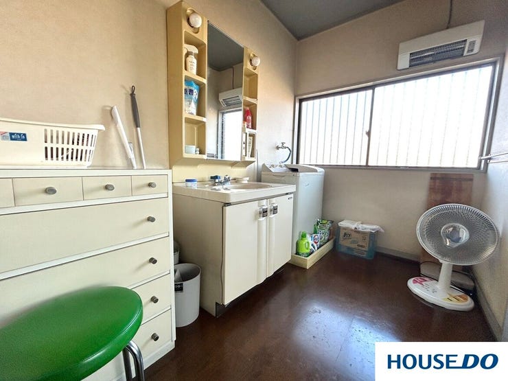 明るく広々とした洗面室です。大きな窓から陽光が差し込み、換気もしやすく清潔感を保てます。洗面台の横には洗濯機置場があり、家事動線もスムーズ。収納棚を置くゆとりもあり、身支度が快適に整う空間です。