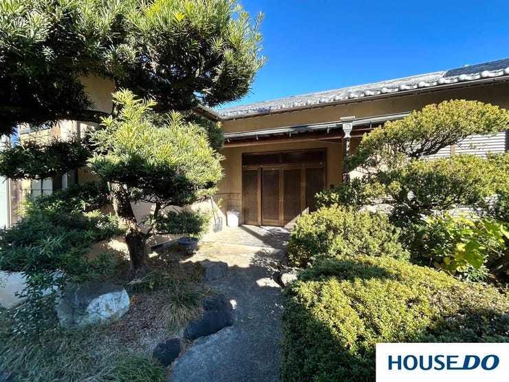 趣ある石畳の通路と、手入れの行き届いた植栽が迎える、風格漂う和風の玄関です。落ち着いた佇まいは、住まう人のこだわりと品格を物語ります。毎日の帰宅が楽しみになるような、心安らぐエントランス空間です。