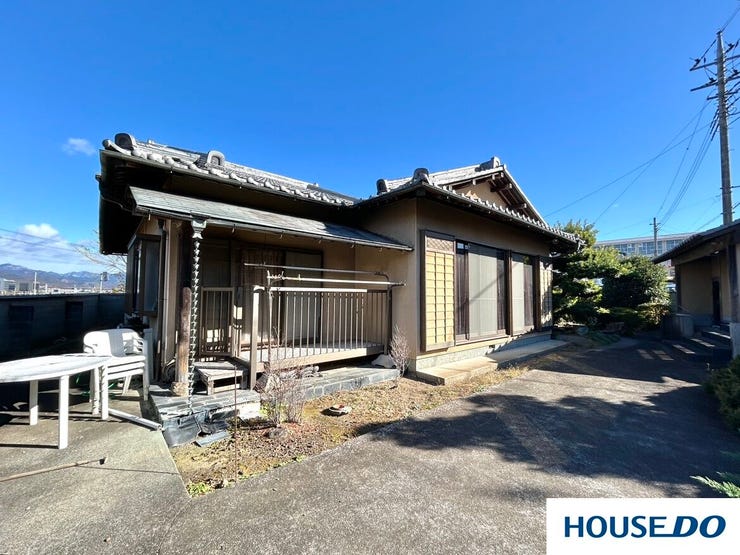 【外観】
趣ある日本家屋の外観です。広い敷地は日当たりが良く、開放感たっぷり。縁側やバルコニーからは四季折々の景色を楽しめます。洗濯物も干しやすく、ゆったりとした時が流れる、平屋暮らしの魅力が詰まった住まいです