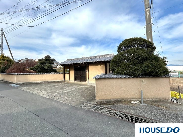 趣ある門構えが迎える、風格漂う日本家屋です。広い敷地にはゆとりがあり、カースペースとしての利用も可能。落ち着いた住環境で、伝統的な和の趣を感じながら、穏やかで上質な暮らしを叶える住まいです。