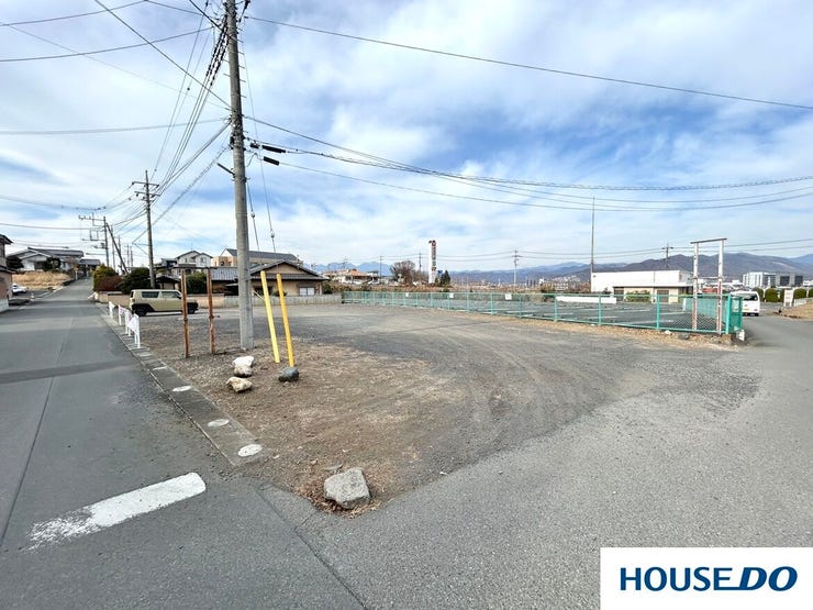 広々とした敷地面積が魅力の更地です。前面道路が広く、お車の出し入れもスムーズ。平屋建てや二世帯住宅、広いお庭など、理想の住まいを自由に設計できる開放感あふれる住環境です。