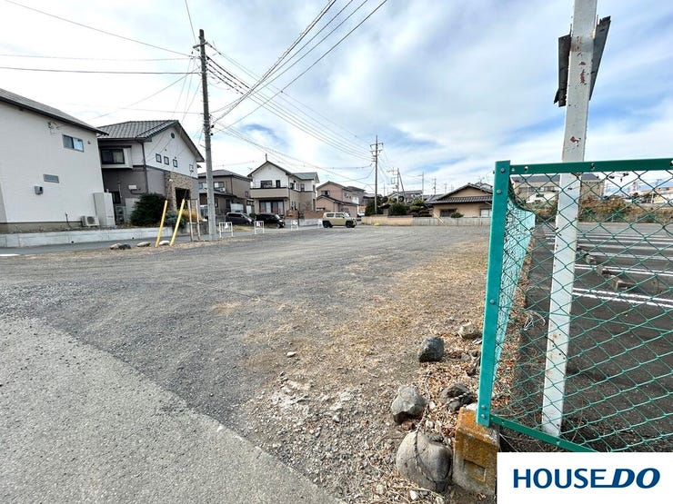 広々とした平坦な駐車スペースです。前面道路に面しており、大型車もスムーズに出し入れ可能。敷地全体の見通しが良く、開放感があります。複数台の駐車も検討できる、利便性の高い土地です。