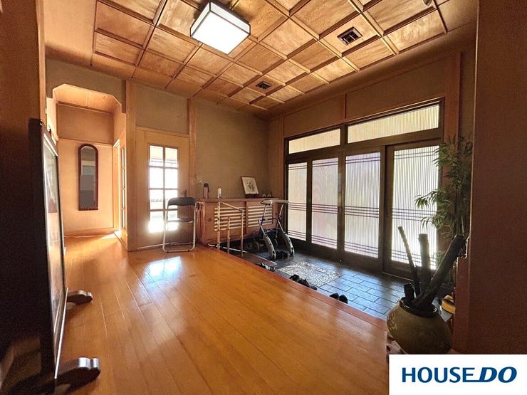 格調高い格天井と広い玄関土間が魅力的な、和の趣あふれる空間です。採光豊かな明るい玄関先には機能的な手すりも完備。広々とした廊下へ続くゆとりの設計で、大切なお客様を心地よくお迎えできます。