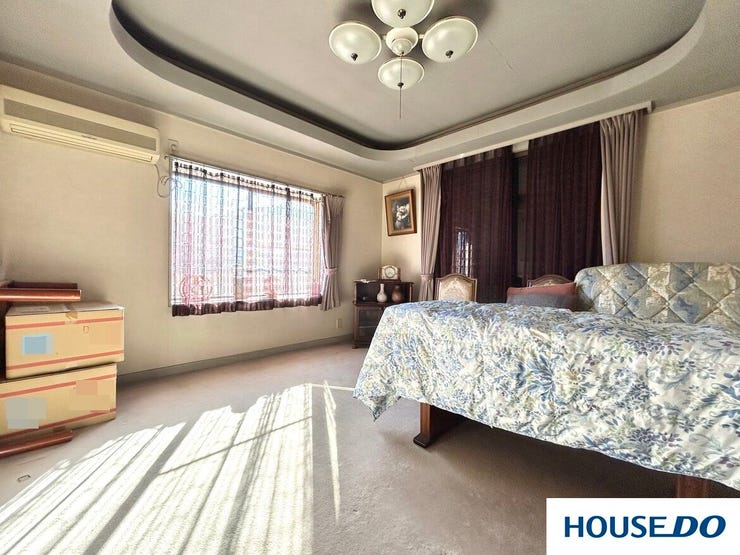 陽光がたっぷりと差し込む、明るく開放的な洋室です。折り上げ天井が空間に奥行きと上品な華やかさをプラス。ゆとりある広さで家具の配置もしやすく、主寝室やくつろぎの空間として多目的に活用できるお部屋です。