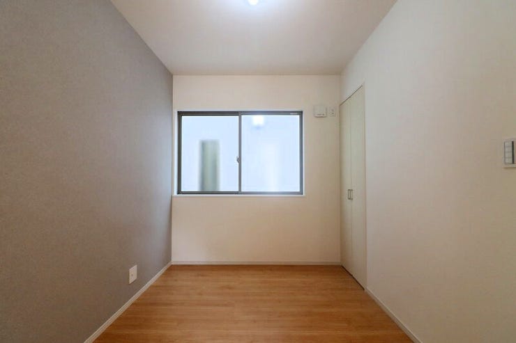 【private room】
4.37帖の洋室です。
お子様の遊び場やお昼寝、来客用の寝室にと多様な用途で使えます。